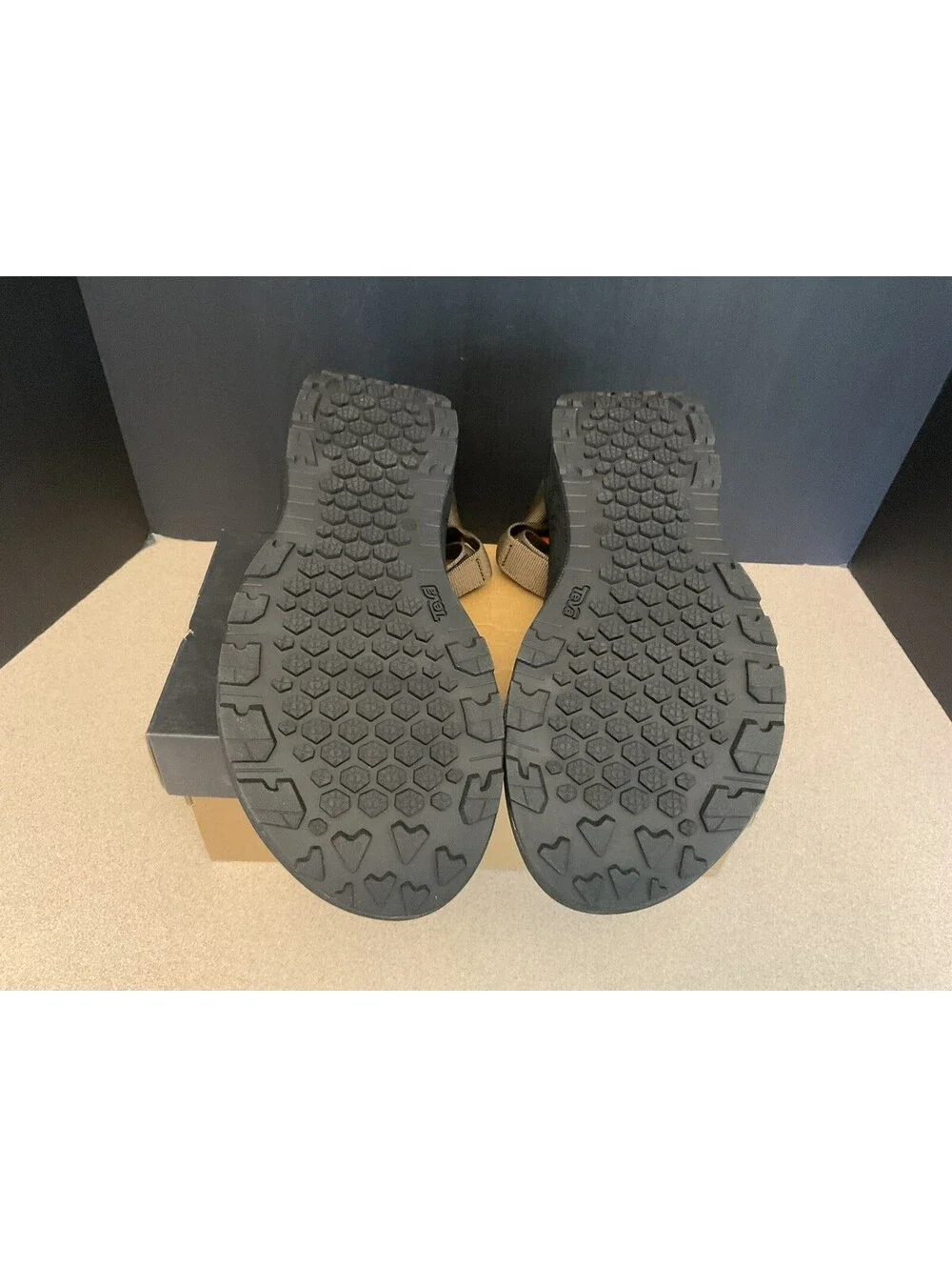 New! Mens Teva Hydratek Desert Palm Strappy Sandals. Size 12. Nice!!!